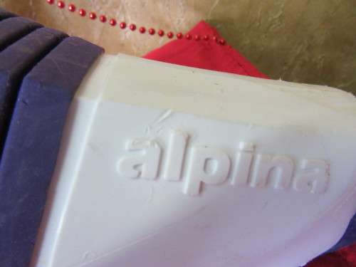 A PAIR OF ALPINA SKEE/SNOW BOOTS