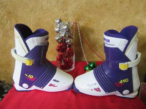 A PAIR OF ALPINA SKEE/SNOW BOOTS
