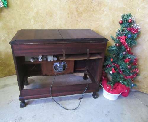 WOW A AMAZING ANTIQUE BALL & CLAW RADIO GRAM WITH LOTS OF DETAIL - PERFECT TO INSTALL MODERM SYSTEM