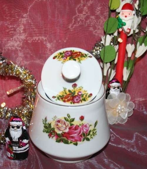 A SPECTACULAR SUGAR BOWL WITH A STUNNING ROSE PATERN