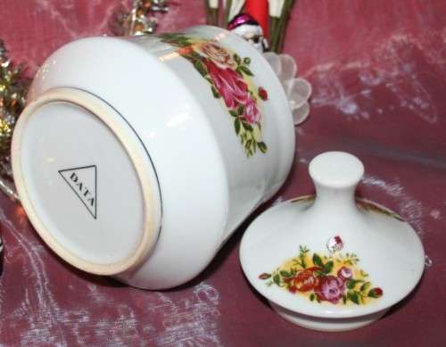 A SPECTACULAR SUGAR BOWL WITH A STUNNING ROSE PATERN