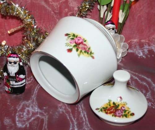 A SPECTACULAR SUGAR BOWL WITH A STUNNING ROSE PATERN