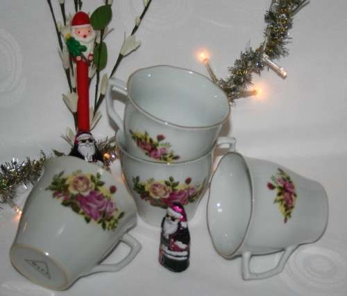 FOUR TWO SPECTACULAR Coffee MUGS WITH A STUNNING ROSE PATERN - BID PER EACH