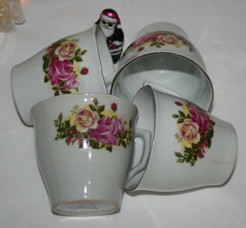 FOUR TWO SPECTACULAR Coffee MUGS WITH A STUNNING ROSE PATERN - BID PER EACH