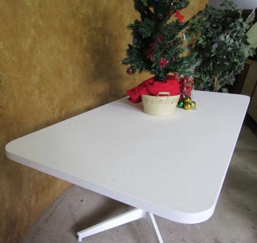 A GORGEOUS WHITE 6 TO 8 SEATER - PERFECT FOR LAPA/PATIO OR THAT SHABBY CHIC DINING AREA