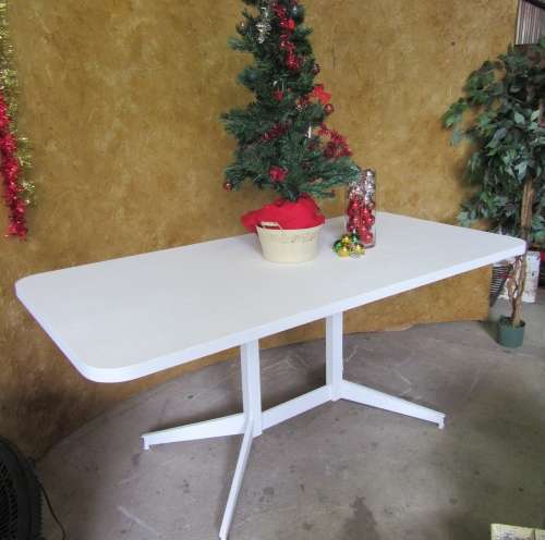 A GORGEOUS WHITE 6 TO 8 SEATER - PERFECT FOR LAPA/PATIO OR THAT SHABBY CHIC DINING AREA