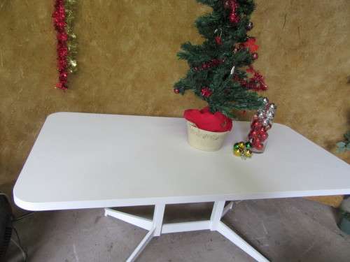 A GORGEOUS WHITE 6 TO 8 SEATER - PERFECT FOR LAPA/PATIO OR THAT SHABBY CHIC DINING AREA