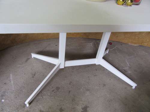 A GORGEOUS WHITE 6 TO 8 SEATER - PERFECT FOR LAPA/PATIO OR THAT SHABBY CHIC DINING AREA