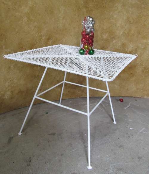 A FANTASTIC VINTAGE WIRE FOUR SEATER TABLE - STUNNING GARDEN FURNITURE