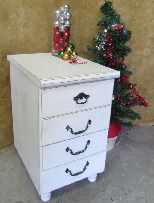 A FANTASTIC WHITE SHABBY CHIC 4 DRAWER PEDESTAL OR CHEST OF DRAWERS STUNNING