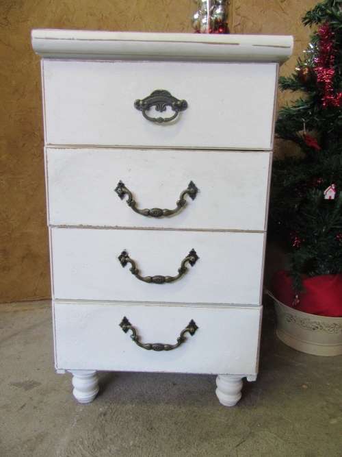 A FANTASTIC WHITE SHABBY CHIC 4 DRAWER PEDESTAL OR CHEST OF DRAWERS STUNNING