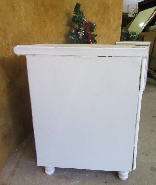 A FANTASTIC WHITE SHABBY CHIC 4 DRAWER PEDESTAL OR CHEST OF DRAWERS STUNNING