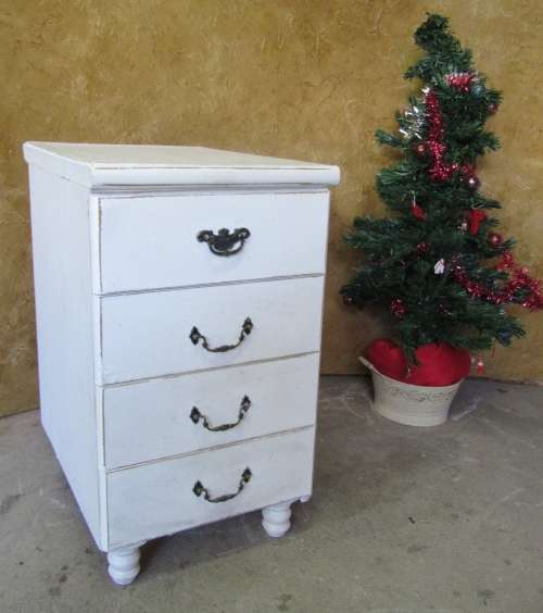 A FANTASTIC WHITE SHABBY CHIC 4 DRAWER PEDESTAL OR CHEST OF DRAWERS STUNNING