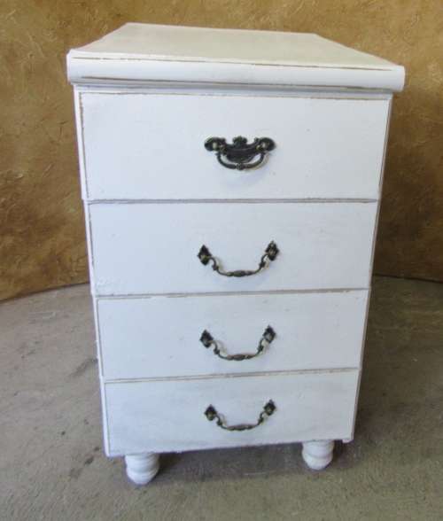 A FANTASTIC WHITE SHABBY CHIC 4 DRAWER PEDESTAL OR CHEST OF DRAWERS STUNNING