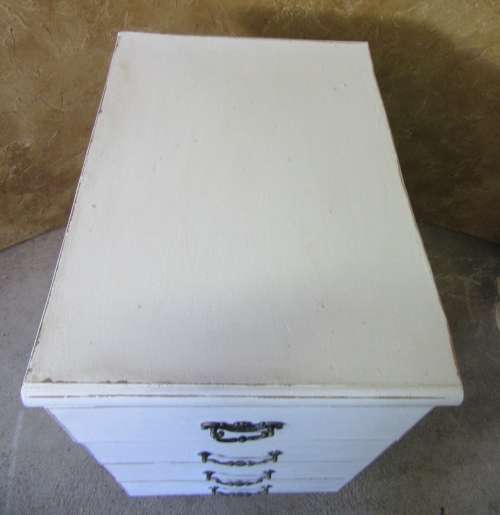 A FANTASTIC WHITE SHABBY CHIC 4 DRAWER PEDESTAL OR CHEST OF DRAWERS STUNNING