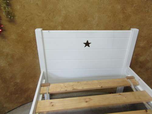 A MAGNIFICENT DETAILED WHITE SOLID WOOD SINGLE BED