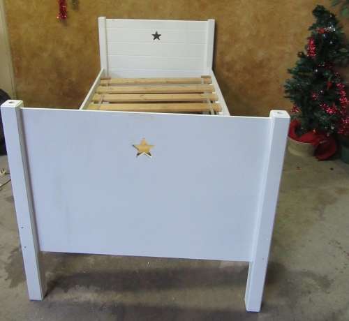A MAGNIFICENT DETAILED WHITE SOLID WOOD SINGLE BED