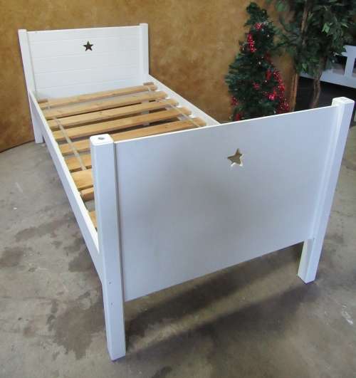 A MAGNIFICENT DETAILED WHITE SOLID WOOD SINGLE BED