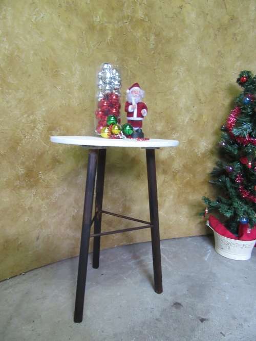 A MAGNIFICENT OCCASIONAL OR SIDE TABLE WITH DARK STAINED LEGS AND CRISP WHITE TOP