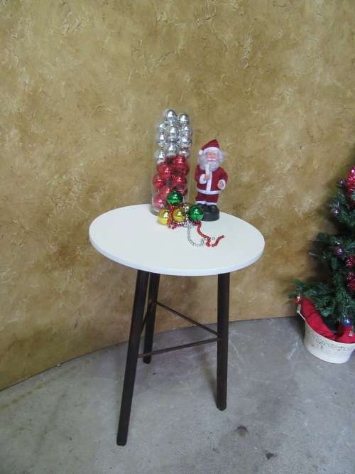 A MAGNIFICENT OCCASIONAL OR SIDE TABLE WITH DARK STAINED LEGS AND CRISP WHITE TOP