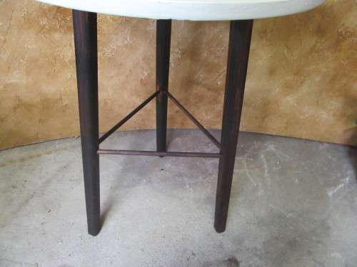 A MAGNIFICENT OCCASIONAL OR SIDE TABLE WITH DARK STAINED LEGS AND CRISP WHITE TOP