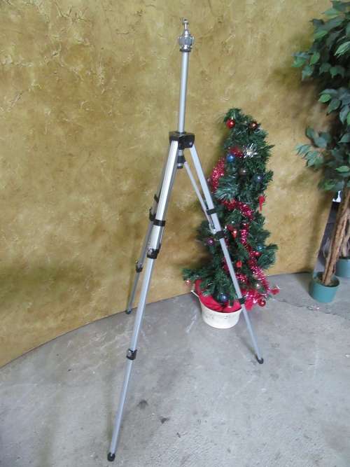 An all-aluminium 3-section professional standard tripod which incorporates a detachable ball head