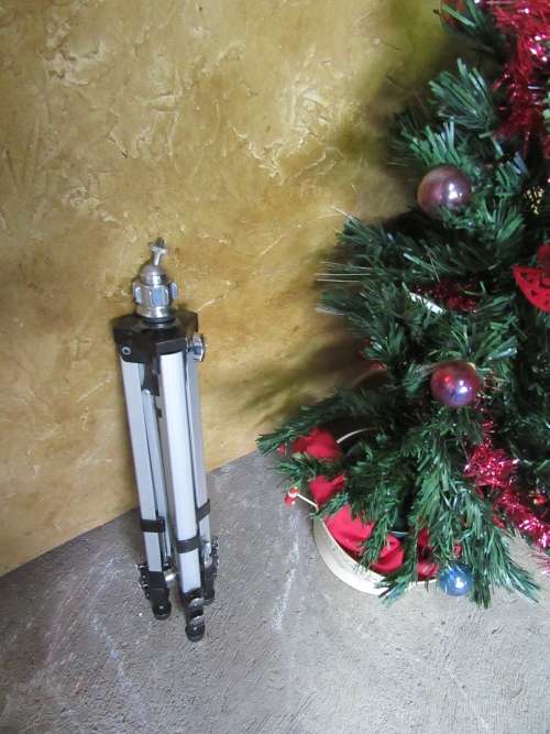 An all-aluminium 3-section professional standard tripod which incorporates a detachable ball head