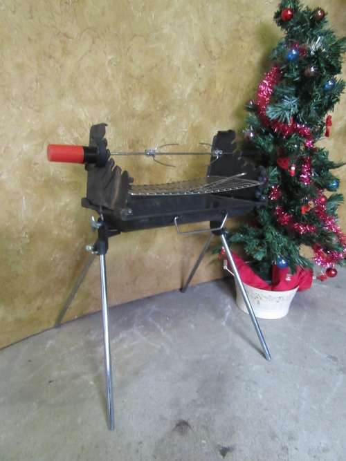 A FANTASTIC HIGH QUALITY FOLD UP BRAAI WITH A LITTLE ROTISSERIE