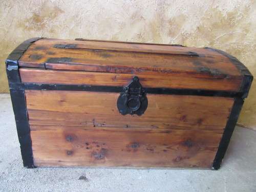 AN EXQUISITE ANTIQUE "CAMEL-BACK/SHIPS" OREGON TRAVEL TRUNK/ CHEST WITH METAL HANDLES LOTS OF METAL