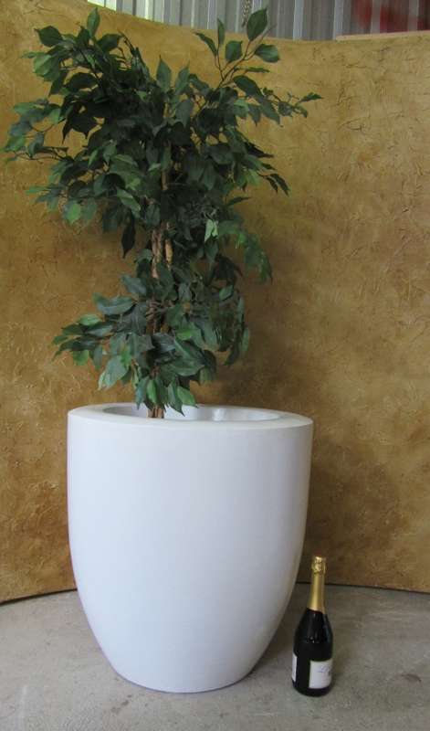 WOW A VERY LARGE WHITE FIBER GLASS GARDEN POT STUNNING PIECE WILL MAKE A STATEMENT IN YOUR GARDEN