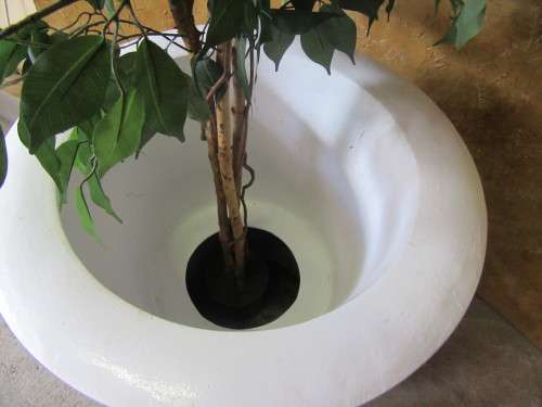 WOW A VERY LARGE WHITE FIBER GLASS GARDEN POT STUNNING PIECE WILL MAKE A STATEMENT IN YOUR GARDEN