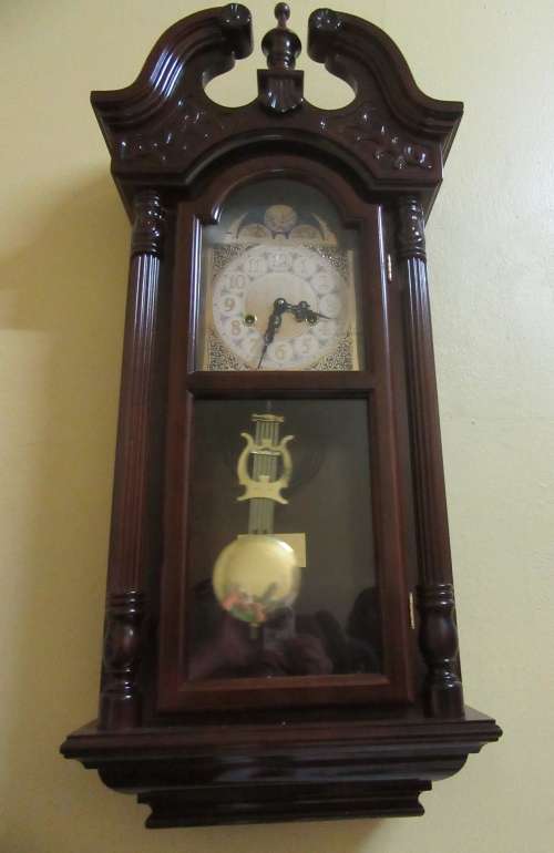 AN EXQUISITE FARAH 31 DAY WALL CLOCKS WITH THE MOST BEAUTIFUL CASE CHIME ON HOUR AND ON HALF HOUR