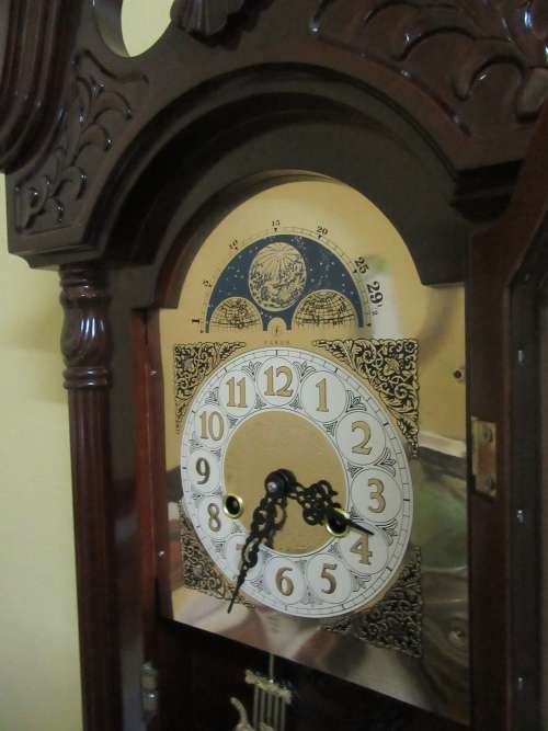 AN EXQUISITE FARAH 31 DAY WALL CLOCKS WITH THE MOST BEAUTIFUL CASE CHIME ON HOUR AND ON HALF HOUR