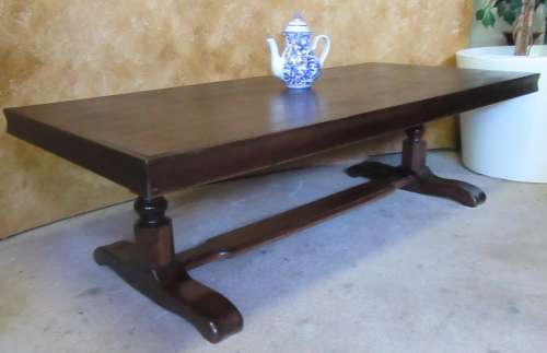 AN MAGNIFICENT DARK WOOD LARGE COFFEE TABLE - WITH GORGEOUS DETAILED LEGS - STUNNING TABLE