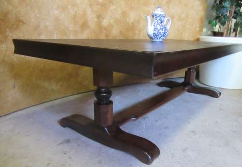 AN MAGNIFICENT DARK WOOD LARGE COFFEE TABLE - WITH GORGEOUS DETAILED LEGS - STUNNING TABLE