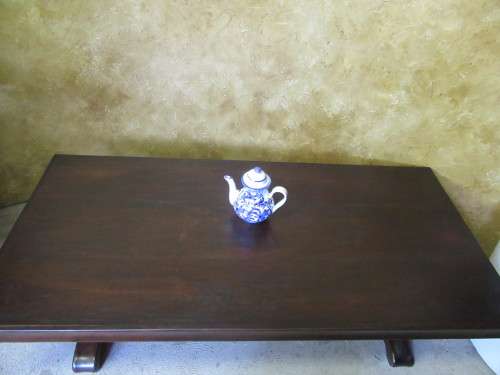 AN MAGNIFICENT DARK WOOD LARGE COFFEE TABLE - WITH GORGEOUS DETAILED LEGS - STUNNING TABLE