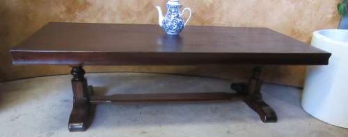 AN MAGNIFICENT DARK WOOD LARGE COFFEE TABLE - WITH GORGEOUS DETAILED LEGS - STUNNING TABLE