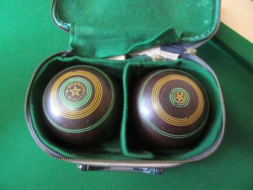 Vintage Lawn Bowls bag with metal handle with 2 balls in the carry case