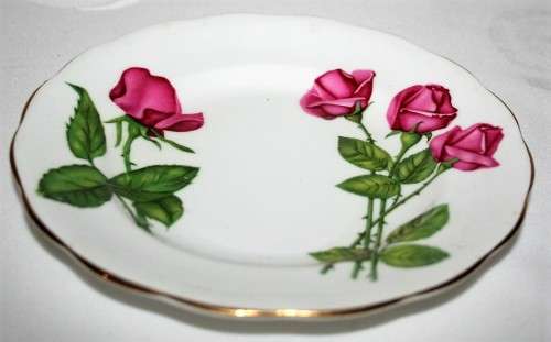 A GORGEOUS ROYAL STANDARD SIDE PLATE WITH  RED ROSES FINE BONE CHINA ENGLAND