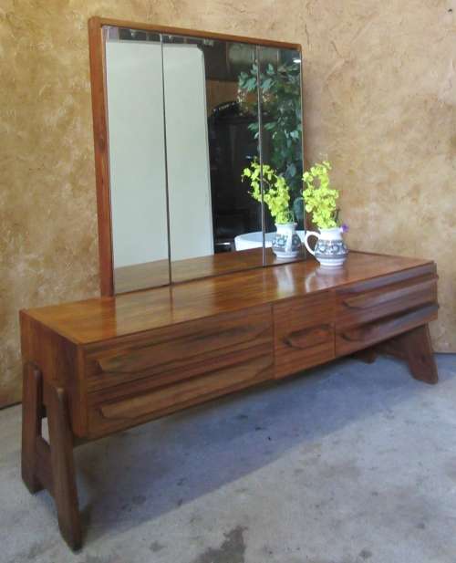 A MARVELOUS RETRO VINTAGE DRESSING TABLE WITH 5 DRAWERS TURN IN MIRRORS INCLUDING A STOEL - RETRO