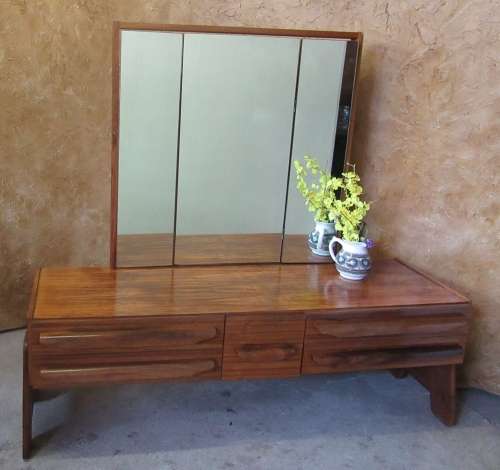A MARVELOUS RETRO VINTAGE DRESSING TABLE WITH 5 DRAWERS TURN IN MIRRORS INCLUDING A STOEL - RETRO