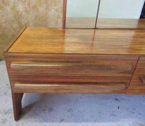 A MARVELOUS RETRO VINTAGE DRESSING TABLE WITH 5 DRAWERS TURN IN MIRRORS INCLUDING A STOEL - RETRO