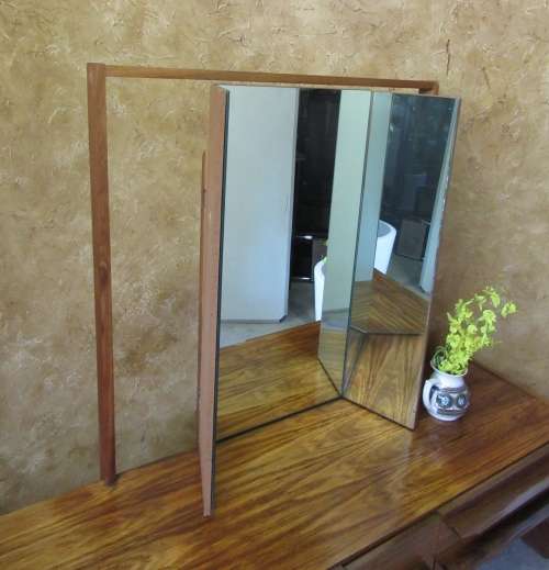 A MARVELOUS RETRO VINTAGE DRESSING TABLE WITH 5 DRAWERS TURN IN MIRRORS INCLUDING A STOEL - RETRO