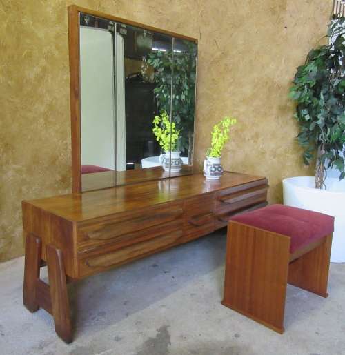 A MARVELOUS RETRO VINTAGE DRESSING TABLE WITH 5 DRAWERS TURN IN MIRRORS INCLUDING A STOEL - RETRO
