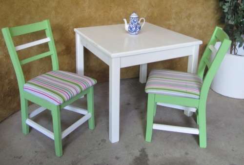 A STUNNING VINTAGE WHITE FOUR SEATER TABLE IN GOOD CONDITION!!!
