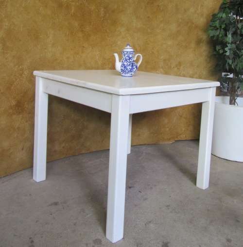 A STUNNING VINTAGE WHITE FOUR SEATER TABLE IN GOOD CONDITION!!!