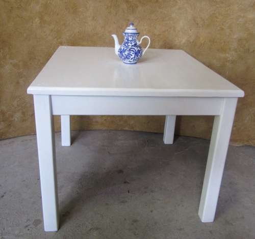 A STUNNING VINTAGE WHITE FOUR SEATER TABLE IN GOOD CONDITION!!!