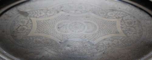 A STYLISH OVAL SERVING/BUTLERS TRAY WITH STUNNING ENGRAVED DETAIL - MARVELOUS