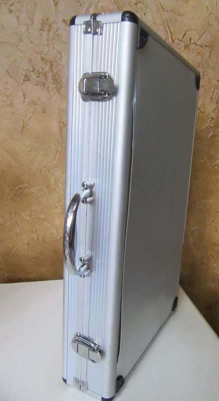 WOW A COMPLETE BRAAI SET WITH STEAK KNIFES EX & RECIPE BOOK - LOOK AS NEW IN A ALUMINUM CASE -