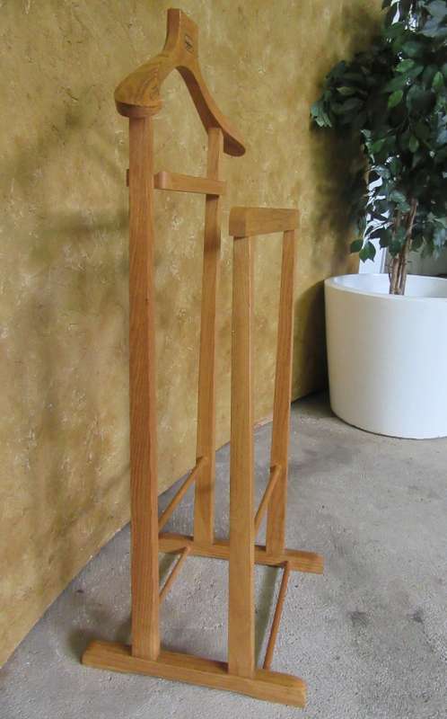 AN EXQUISITE SIMPLE BUT EFFECTIVE 'WALD WOOD PRODUCT DUMB VALET CLOTHING STAND IN GREAT CONDITION!!!